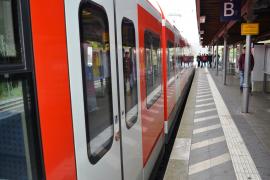 Im Rahmen einer Fahrscheinkontrolle in einer S-Bahn zeigte gestern ein Unbekannter auf Höhe Fürstenfeldbruck gegen 12:00 Uhr eine nicht gültige Fahrkarte vor. Als er von einer Kontrolleurin auf die Ungültigkeit des Tickets hingewiesen wurde, reagierte er zunächst verbalaggressiv und beleidigte die 39-Jährige sexistisch und gab an, er würde sich nicht ausweisen. 