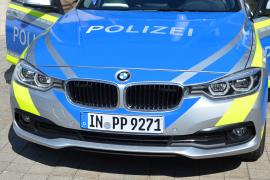 Ein Exhibitionist hat sich am Mittwochabend einem Mädchen im Westpark in Germering gezeigt. Eine 37-jährige Frau aus Germering war am Mittwoch, 23.06.2021, kurz vor 19:00 Uhr mit ihrer 6-jährigen Tochter im Westpark, als ein bisher unbekannter Mann mit einem schwarzen Fahrrad vor dem Mädchen anhielt und abstieg. 