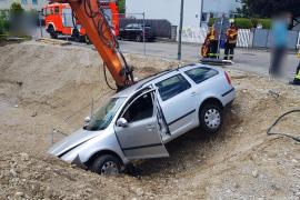 - Kurz vor 12 Uhr am heutigen Dienstag wurde die Feuerwehr Germering zu einem spektakulären Verkehrsunfall in die Waldhornstraße alarmiert. Aus noch ungeklärter Ursache hat ein Autofahrer mit seinem PKW einen Bauzaun durchbrochen und ist in der Baugrube zum Stehen gekommen. 