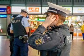 Am Donnerstagmorgennutzte eine 21-jährige Rumänin die S8 ohne Fahrschein. Bei der Kontrolle durch den S-Bahn Prüfdienst, zeigte sie ein Foto von einem, wie sich später rausstellte, gefälschten Personalausweis vor. Die Bundespolizei ermittelt.