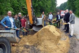 Am Dienstag, 08. Juni 2021, fand der symbolische Spatenstich für den Beginn der umfangreichen Arbeiten zum Neubau des Geh- und Radweges zwischen Grafrath und der Staatsstraße 2054 bei Moorenweis statt. 