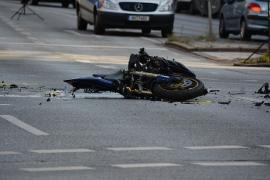 Am 18. Juni fuhr gegen 22.25 Uhr ein 58-Jähriger, als erfahren geltender Motorradfahrer, auf der Staatsstraße von Maisach in Richtung Olching. Noch vor dem letzten Kreisverkehr vor der B471 überholte der Biker zwei vor ihm fahrende Autos. 