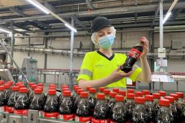 - Die Fußball-EM 2021, die Corona-Lockerungen in der Gastronomie und das gute Wetter wirken sich positiv auf das Produktionsvolumen im Fürstenfeldbrucker Coca-Cola Werk aus.