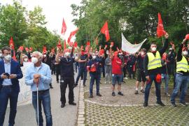 Demos im Weßlinger Ortsteil Oberpfaffenhofen haben Tradition. Über viele Jahre wurde unter anderem für den Erhalt des Flugzeugbauers Dornier, später dann „Fairchild-Dornier“, gekämpft. Nun gibt es erneut Anlass, die Fahnen hoch zu halten. Ziel ist, die 360 Arbeitsplätze bei Emerson, die nach Rumänien verlegt werden sollen, zu erhalten. 