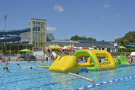 Ab dem kommenden Samstag werden die Öffnungszeiten für das Freibad in der AmperOase reduziert. Täglich ist das Freibad dann von 11 bis 20 Uhr geöffnet – der Saunabetrieb, jeden Tag von 13 bis 20 Uhr, bleibt unverändert. Ein Personalmangel – bedingt durch Krankheit und Fachkräfteknappheit – lässt nur noch einen Einschichtbetrieb in der Freizeitanlage zu. 