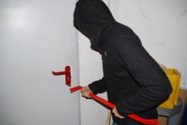 Eine böse Überraschung erlebte eine 79-jährige Rentnerin aus Germering am gestrigen Nachmittag. Gegen 13.40 Uhr saß sie mit Kopfhörern vor dem Fernseher ihrer Wohnung in der Hubertusstraße, als sie bemerkte, dass das Licht im Flur brennt. Als sie nach dem Rechten schauen wollte, stand plötzlich ein Fremder vor ihr. 