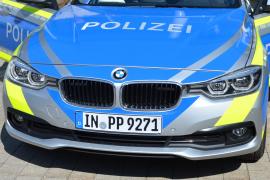 Ein 88-jähriger Rentner aus Germering fuhr gestern Nachmittag mit seinem Pkw, einem Audi A1auf der Schillerstraße in südwestlicher Richtung. Am rechten Straßenrand standen dabei ordnungsgemäß geparkt auf der Fahrstrecke des Rentners das  Wohnmobil eines 60-jährigen Münchners und der Ford-Kleintransporter eines 30-jährigen Eichenauers. 