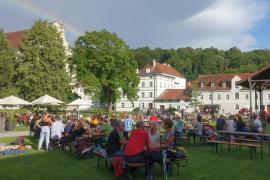 Pünktlich zum Start des Fürstenfeld Picknicks kam am letzten Sonntag die Sonne aus den Wolken hervor. Wiesen und Bierbänke trockneten, die Cocktailbar öffnete und das Publikum strömte zahlreich herbei. Das Wetter blieb bis zum Schluss schön und so genossen hunderte Gäste einen unbeschwerten Sommertag