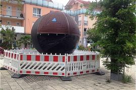 Die marode Cecina-Kugel am Marktplatz in Gilching war nicht nur Thema in der jüngsten Sitzung des Gemeinderats. Die Zukunft des Freundschaftssymbol, aber auch das seit Jahren vernachlässigte Ortszentrum, werden derzeit innerhalb der Bürger sowie der sozialen Medien heftig diskutiert.