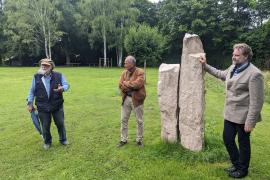 Gleich drei neue Skulpturen aus Stein bereichern den Gröbenzeller Bürgerpark. Zu verdanken hat die Gartenstadt dies dem Gröbenzeller Steinbildhauer Hannes L. Götz, der der Gemeinde und somit allen Bürger*innen einige seine Skulpturen in Form einer Schenkung zugänglich macht.