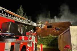 Die Freiwillige Feuerwehr Puchheim-Bahnhof wurde am Montag, den zusammen mit der Freiwilligen Feuerwehr Puchheim-Ort und der Kreisbrandinspektion um 23:15 Uhr zu einem Küchenbrand mit Personen in Gefahr in die Münchner Straße in Puchheim-Bahnhof alarmiert. Als die ersten Kräfte der Feuerwehr an der Adresse ankamen, schlugen die Flammen bereits aus dem Küchenfenster und loderten aufgrund der niedrigen Bauweise bereits unter dem Dach. 