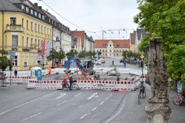 Die unbeständige Wetterlage führt dazu, dass die für eine Freigabe der Hauptstraße notwendige Fahrbahnmarkierung nicht wie ursprünglich geplant bis Montag, 9. August, fertig aufgebracht werden kann. Aus diesem Grund muss die Vollsperrung der Hauptstraße um einen Tag bis Dienstag, 10. August, verlängert werden.