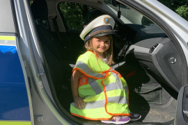 Für die Kinder des Montessori Kinderhauses in Puchheim gab es eine tolle Überraschung, als ihnen zwei Beamte der Germeringer Polizeistation einen Besuch abstatteten. 