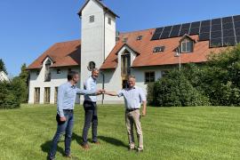 Mit selbsterzeugter Energie die lokale Energiewende voranbringen – dies war Grund genug, um die Stadtwerke Fürstenfeldbruck mit der Planung und Installation von Photovoltaik-Modulen auf dem Dach vom Kottgeiseringer Rathaus zu beauftragen. Nun folgte die offizielle Inbetriebnahme.