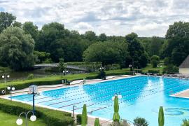 Die Badesaison im Freibad endet bald. Zum letzten Mal öffnet die AmperOase das Freibad am 19. September. Anschließend starten die Mitarbeiter dann mit der abschließenden Reinigung und der „Einwinterung“ der Freibecken. 