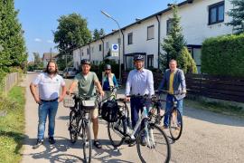 Seit kurzem ist der neue Abschnitt der Fahrradstraße in der Ludwig-Thoma- und Riedlstraße sowie im Mitterweg beschildert und der Straßenbelag ist mit Piktogrammen versehen. Bürgermeister Magg hat den zweiten Abschnitt jetzt gemeinsam mit den zuständigen Stadtratsreferenten und dem Ordnungsamt eröffnet. 