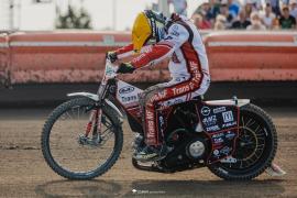 Einen regelrechten Horrorcrash hatte Martin Smolinski am vergangenen Wochenende zu überstehen. Beim Rückrennen im Halbfinale der polnischen Liga in Rawicz wurde Smoli in seinem dritten Lauf nach einer Berührung in die Airfence gedrückt und regelrecht vom Bike katapultiert.