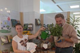 Erster Bürgermeister Martin Schäfer und Bibliotheksleitung Angelina Hanke gehen mit gutem Beispiel voran und tüten fleißig Samen für die erste Saatgutbibliothek im Landkreis ein.