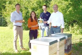 – Mehr zufällig als gewollt kam die ASTO Business Group aus Gilching zu drei Bienen-Völker. Peu a peu sollen Unternehmen motiviert werden, unter dem Motto „Blühender Gewerbepark“ Bienen eine Heimat zu geben. Zudem ist geplant, rund um den ASTO-Park die Dächer und Ausgleichsflächen mit Wildblumen zu bepflanzen. 