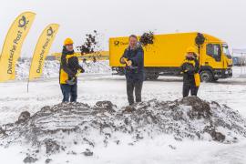 Die Deutsche Post errichtet das modernste und nachhaltigste Briefzentrum Deutschlands in Germering. Den Spatenstich für das neue Briefzentrum München-Germering setzten heute der Oberbürgermeister der Großen Kreisstadt Germering, Andreas Haas, Thomas Schneider, Betriebschef Post & Paket Deutschland der Deutsche Post DHL Group und Bettina Altschäffl, Leiterin der Deutsche Post Niederlassung Betrieb in München. 