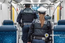 – Am Dienstagmorgen (23. November) beleidigte und bedrohte ein 31-Jähriger in einer S-Bahn von Fürstenfeldbruck nach München Mitarbeiter des S-Bahnprüfdienstes. Aufgrund des volksverhetzenden Inhaltes ordnete die Staatsanwaltschaft München I die Haftrichterprüfung an.