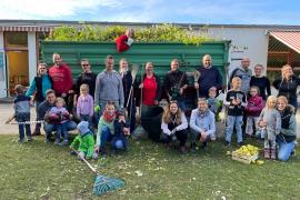 Nach einem Jahr Corona-bedingter Pause haben heuer die Erzieherinnen des Pfarrkindergartens St. Peter und Paul wieder gemeinsam mit vielen fleißigen Eltern und Kindern den großen Garten winterfest gemacht. 