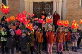 Lichtermeer am Nöscherplatz: Viele bunte Laternen der Kinder des katholischen Kindergartens St. Peter und Paul erleuchteten am Martinstag den Nöscherplatz. 