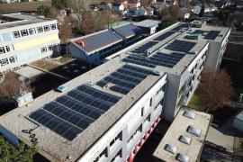 Auf ein erfolgreiches erstes Jahr können die Verantwortlichen zurückblicken: am 12. Oktober 2020 nahm die Stadt Puchheim eine der größten Photovoltaik-Anlagen in Puchheim auf dem Dach der Grundschule am Gernerplatz neu in Betrieb.