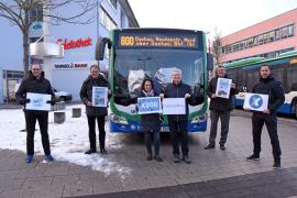  Fürstenfeldbrucks Landrat Thomas Karmasin und sein Amtskollege, Dachaus Landrat Stefan Löwl ließen es sich nicht nehmen, zusammen mit dem beauftragten Verkehrsunternehmen Enders, dem MVV-Projektleiter für den ExpressBus-Ring, Till Happel und dem beim MVV zuständigen Beauftragten für Regionalbusse im Landkreis Fürstenfeldbruck, Dr. Andreas Hanitzsch, ein Highlight zum Fahrplanwechsel am 12.12.21 zu präsentieren: