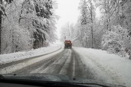 Die Schneeverwehungen waren gestern so stark, dass der Verkehr auf der Bundesstraße zwischen Fürstenfeldbruck und Althegnenberg für mehrere Stunden zum Erliegen kam. 