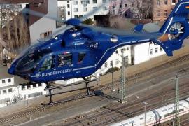 Am Sonntagnachmittag bewarfen Unbekannte einen Intercity bei der Durchfahrt am Bahnhof Olching mutmaßlich mit einem großen Stein. Dabei wurde ein Fenster so stark beschädigt, dass der Zug seine Fahrt in Augsburg unterbrechen musste. Verletzte gab es glücklicherweise nicht.