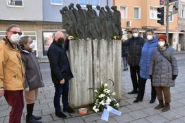 Von links: Richard Gedon (Historischer Verein, AK Mahnmal), Vera Gedon, Oberbürgermeister Erich Raff, Landrat Thomas Karmasin, Anna-Ulrike Bergheim (Historischer Verein) und Julia Zieglmeier (Historischer Verein, AK Mahnmal).