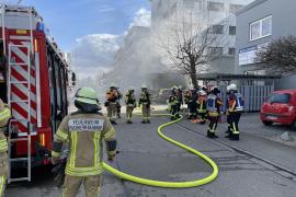 - Am Samstag, den 19.02.2022 um 12:44 Uhr, wurde die Freiwillige Feuerwehr Puchheim-Bahnhof zu einem Werkstattbrand in die Boschstraße alarmiert. Aufgrund des Alarmstichworts „B4“ wurden neben Polizei und Rettungsdienst ebenfalls die Feuerwehren aus Puchheim-Ort, Gröbenzell, Eichenau, Germering, sowie die Feuerwehr Fürstenfeldbruck und der Fachberater THW mit zusätzlichen Sonderfahrzeugen angefordert. 