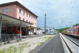 - Für die zukünftige Nutzung des Gleises 1 am Bahnhof Fürstenfeldbruck als Haltestelle für Regionalzüge sind umfangreiche Bauarbeiten notwendig. Diese starten Ende März mit der Einrichtung der Baustellenflächen.