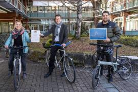 Der Landkreis Starnberg wurde erneut als „Fahrradfreundliche Kommune“ zertifiziert. Landrat Stefan Frey nahm gemeinsam mit der Leitung des Stabs Mobilitätsprojekte Isabella Weber und dem neuen Radverkehrsbeauftragen Daniel Pichlmeier die Urkunde zur Rezertifizierung des Landkreises Starnberg entgegen.