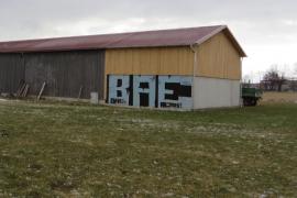 - In der Nacht vom 19.02.2022 auf den 20.02.2022 wurde in Weßling, Ortsteil Weichselbaum, eine Wand eines Stadels beschmiert. 