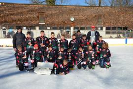 Endlich konnten die kleinen Eishockeyspieler der U11 des EV Fürstenfeldbruck wieder ein Turnier spielen – es galt, den Dachauer Woodpeckers Cup zu gewinnen. Früh musste man aus den Federn, denn Treffpunkt für alle Mannschaften (Dachau, Waldkraiburg, Ottobrunn und Fürstenfeldbruck) war bereits um 7 Uhr im Freiluftstadion Dachau, was mit strahlendem Sonnenschein allerdings belohnt wurde.