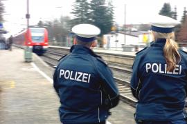 Bei einer Fahrscheinkontrolle in einer S-Bahn am Mittwochnachmittag biss ein 24-Jähriger einem Prüfdienstmitarbeiter der Deutschen Bahn in den Finger. Zudem trat er, um flüchten zu können, mehrmals mit dem Bein gegen einen der DB-Bediensteten.