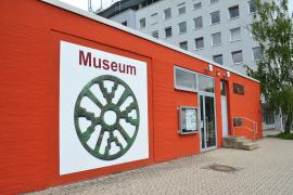 Freunde der Germeringer Geschichte können sich freuen. Nach der Schließung aufgrund der schwierigen Bedingungen und den inzwischen erleichterten Zugangsbedingungen(derzeit 3G) wird das ZEIT+RAUM Museum am Rathaus wieder seine Pforten öffnen. 