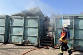 Am Samstag den 26.3.2022 wurde die Feuerwehr Germering zum Wertstoffhof in die Landsberger Straße alarmiert da dort Rauch aus einem Container mit Gartenabfällen drang.