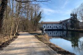 Die Wege entlang des Amperkanals, die am historischen Wasserkraftwerk vorbeiführen, sind vom städtischen Bauhof grundlegend saniert worden.  Die Wege werden gerne von Spaziergängern genutzt, insbesondere auch von Besuchern und Bewohnern des nahe gelegenen Laurentiushauses und des betreuten Wohnens am Amperblick.