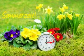 Die Sommerzeit beginnt in der Nacht vom 26. auf 27. März. Die Uhr springt dabei von 2 auf 3 Uhr, also eine Stunde nach vorne.