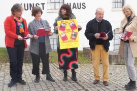 Kunstmäzen Gerhard Derriks – bekannt vor allem durch den Skulpturenweg am Kloster Fürstenfeld – wurde nicht müde, anlässlich eines Pressetermins im Museum den von der Stadt Fürstenfeldbruck publizierten 70-seitigen Stadt- und Reiseführer „Geschichten und Gesichter einer Stadt am Fluss“ zu kritisieren. 