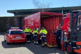 Mitte März hat Patricia Irion, Betriebsleiterin bei Coca-Cola in Fürstenfeldbruck, eine Palette mit erfrischenden Getränken an die Kreisbrandinspektion Fürstenfeldbruck übergeben. Kreisbrandrat Christoph Gasteiger, nahm die Spende sichtlich erfreut entgegen. 