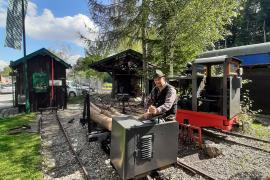 Nach 2 Jahren Coronapause eröffnet am 1. Mai 2020 von 10 bis 17 Uhr das Feldbahnmuseum am Bahnhof Fürstenfeldbruck seine Tore für die Besucher. In der Zwischenzeit wurde die Lokomotivsammlung um 2 weitere Loks auf 17 bis 6,8 Tonnen schwere Feldbahnlokomotiven erweitert. 5 Draisinen und bis zu 85 Wagen in 600 mm Spur gehören zum Feldbahnmuseum.