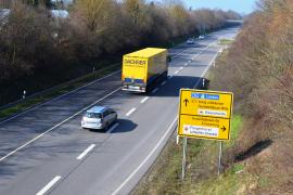 Mit einem Kranaufbau seines Lastwagens blieb ein Fahrer am 19. Mai an gleich drei Brücken der B471 hängen und sorgte für erhebliche Verkehrsstörungen. 