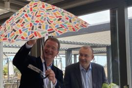 Männer mit Regenschirm