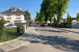 In der Pfarrstraße gibt es jetzt stadtauswärts auf der rechten Seite einen durchgehenden Gehweg vom katholischen Pfarrheim bis zur Grünanlage Pfarrstraße. 