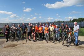 Zahlreiche Interessierte fanden sich in Puchheim ein, um sich im Rahmen einer landkreisübergreifenden Radtour, zu der die Städte Puchheim und Germering, die Gemeinde Gilching sowie das Landratsamt Fürstenfeldbruck eingeladen hatten, über Technik und Möglichkeiten der Freiflächen-Photovoltaik zu informieren. 