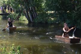 Bei strahlendem Sonnenschein konnten dieses Jahr die Sautröge endlich wieder zu Wasser gelassen werden. Der Schützenverein „Almrausch“ Germerswang hat heuer zum 19. mal sein inzwischen legendäres und über die Landkreisgrenzen hinaus bekannten Sautrogrennen auf der Maisach durchgeführt. 